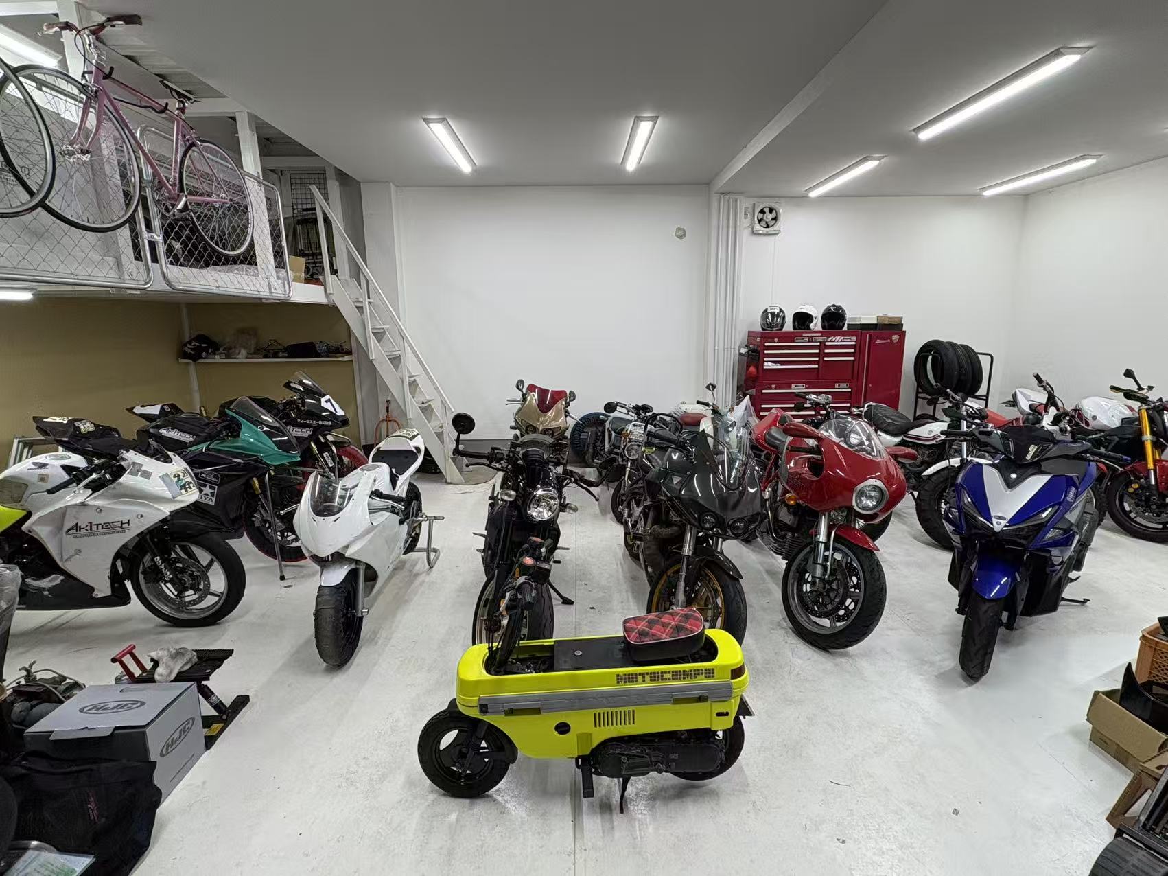 大阪摩友之家车库与摩托车